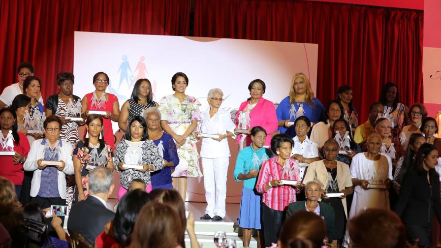 Primera Dama entrega Premio Madre Ejemplar 2018 a 32 mujeres Primera Dama entrega Premio Madre Ejemplar 2018 a 32 mujeres
