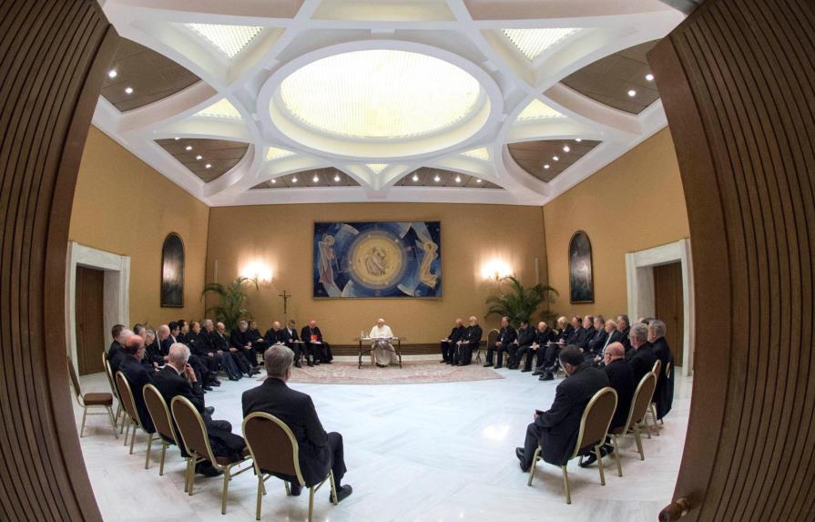 El papa concluye su reunión con los obispos chilenos