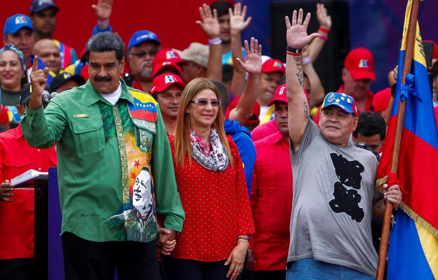 Maduro y opositor Falcón cierran campaña entre Maradona y Rubén Blades