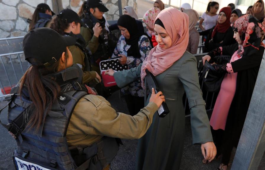 Decenas de miles de palestinos oran en Jerusalén el primer viernes de Ramadán