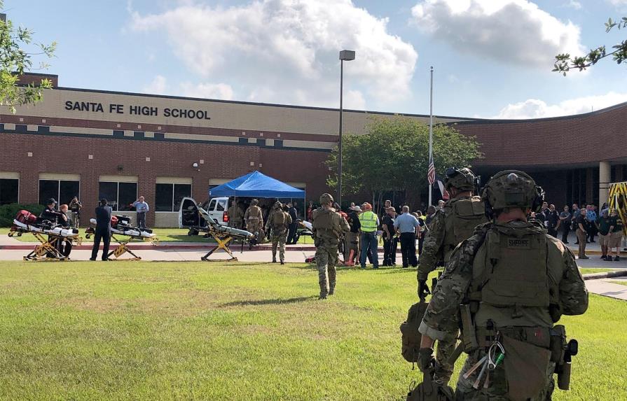 Confirman entre ocho y diez muertos en el tiroteo en un instituto de Texas