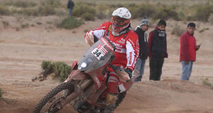 El español Marc Sola compite en la octava etapa del rally Dakar 2018 el domingo 14 de enero de 2018, entre Uyuni y Tupiza (Bolivia).