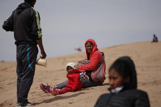 Aficionados asisten el domingo 14 de enero de 2018, a la octava etapa del rally Dakar 2018, entre Uyuni y Tupiza (Bolivia). 