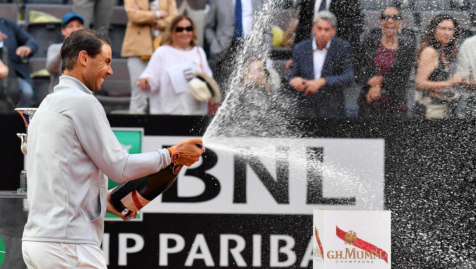 Rafael Nadal de España celebra después de derrotar a Alexander Zverev de Alemania en el partido final de singles masculinos en el torneo de tenis italiano Abierto en Roma, Italia, 20 de mayo de 2018. (España, Tenis, Roma, Alemania, Italia)