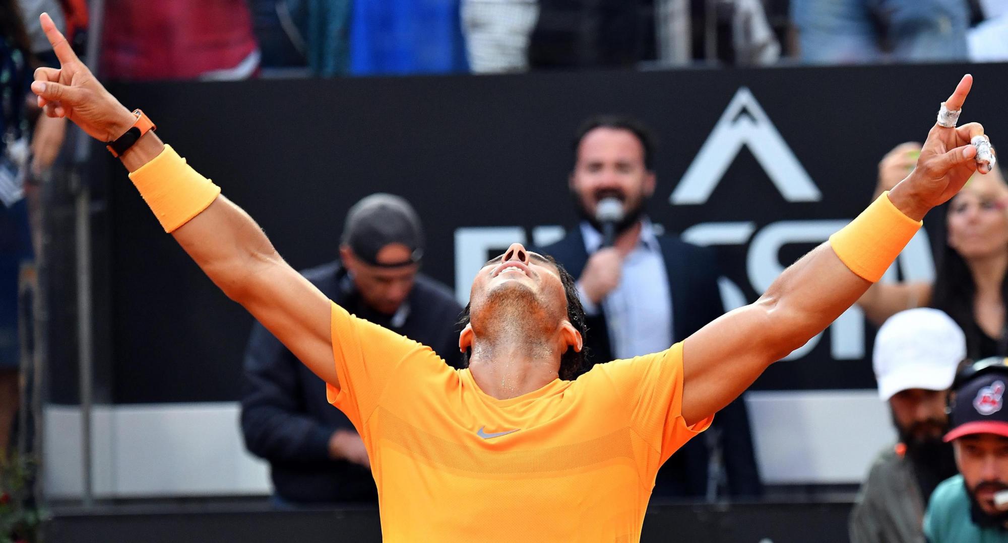 Rafael Nadal de España celebra después de derrotar a Alexander Zverev de Alemania en el partido final de singles masculinos en el torneo de tenis italiano Abierto en Roma, Italia, 20 de mayo de 2018. (España, Tenis, Roma, Alemania, Italia)