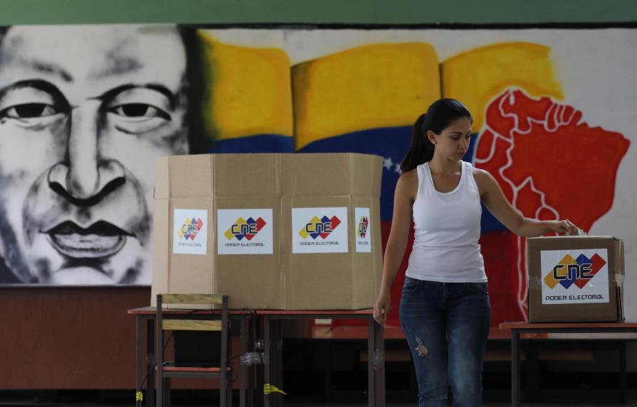 Adversarios de Maduro denuncian “violaciones” a leyes electorales en comicios