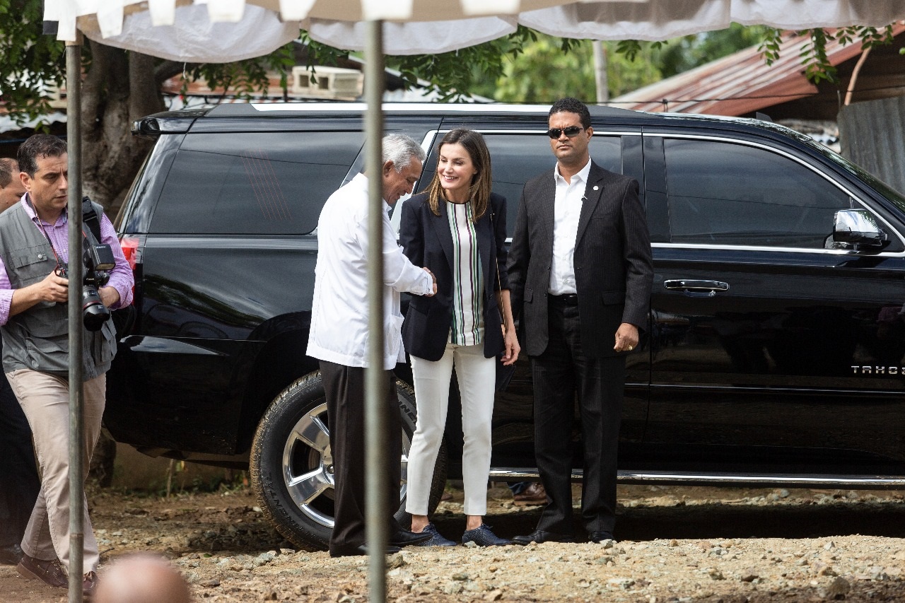 La reina Letizia de España llega al sector La Esperanza, en Monte Plata, junto al ministro de Economía de República Dominicana, Isidoro Santana.