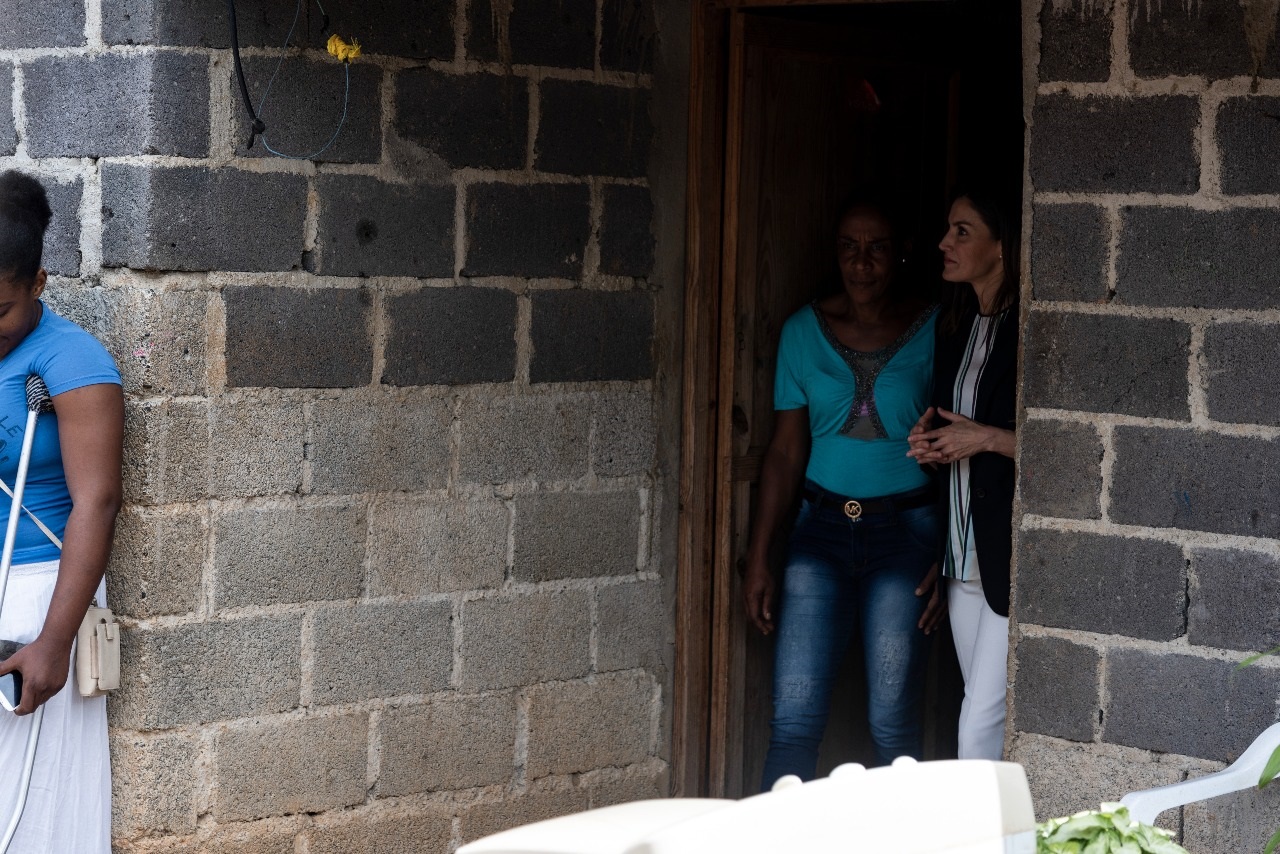 La reina Letizia de España durante su visita al barrio La Esperanza en la provincia de Monte Plata.