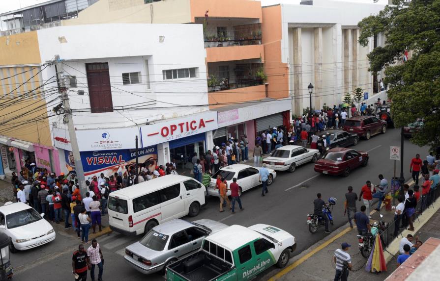 Decenas de  haitianos buscan  documentos de regularización