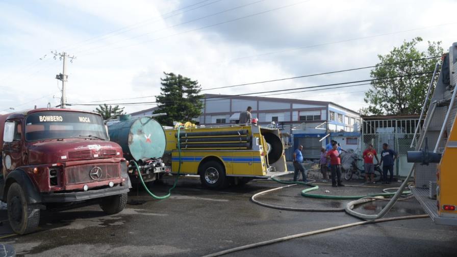 Fuego afecta nave de zona franca en Moca 