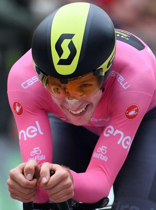 Simon Yates resiste a Tom Dumoulin y sigue líder en el Giro de Italia 