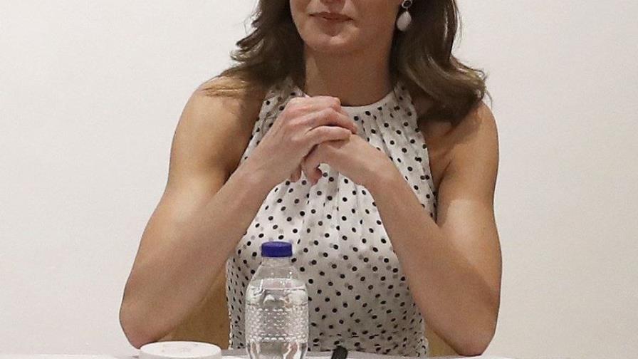 Reina Letizia explica a jóvenes de Baní consecuencias del embarazo en adolescentes 