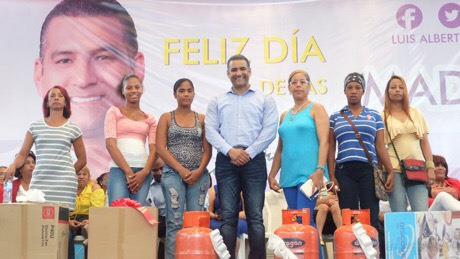 Diputado Luis Alberto celebra o acto a las madres de Santo Domingo Este
