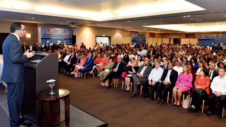 Andrés Navarro lanza el Sistema Nacional de Inducción a Docentes de Nuevo Ingreso Andrés Navarro lanza el Sistema Nacional de Inducción a Docentes de Nuevo Ingreso