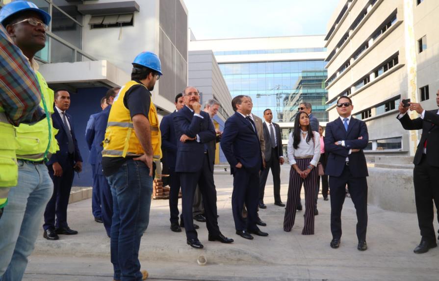 Presidente inspecciona construcción de la Ciudad Sanitaria Luis E. Aybar