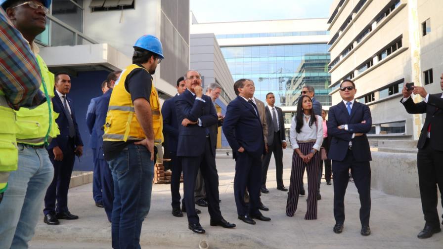 Presidente inspecciona construcción de la Ciudad Sanitaria Luis E. Aybar