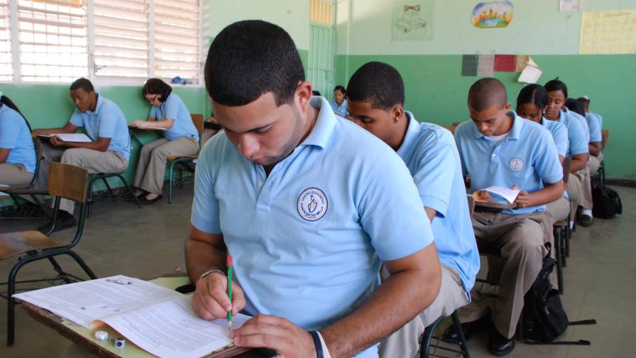 Se salvaron los estudiantes de cuarto de secundaria: les quitan los exámenes