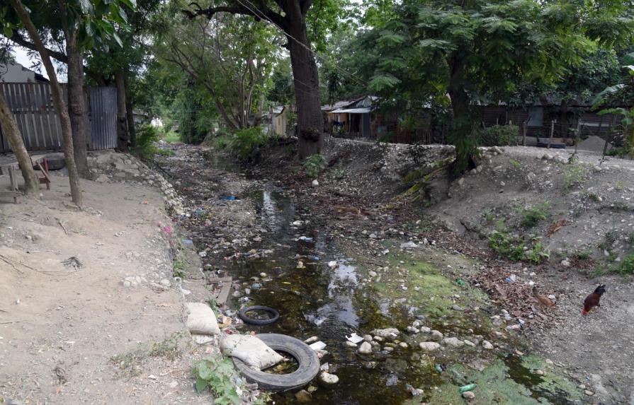 Senador Valentín solicita trasladar familias residen próximo a río en Villa González