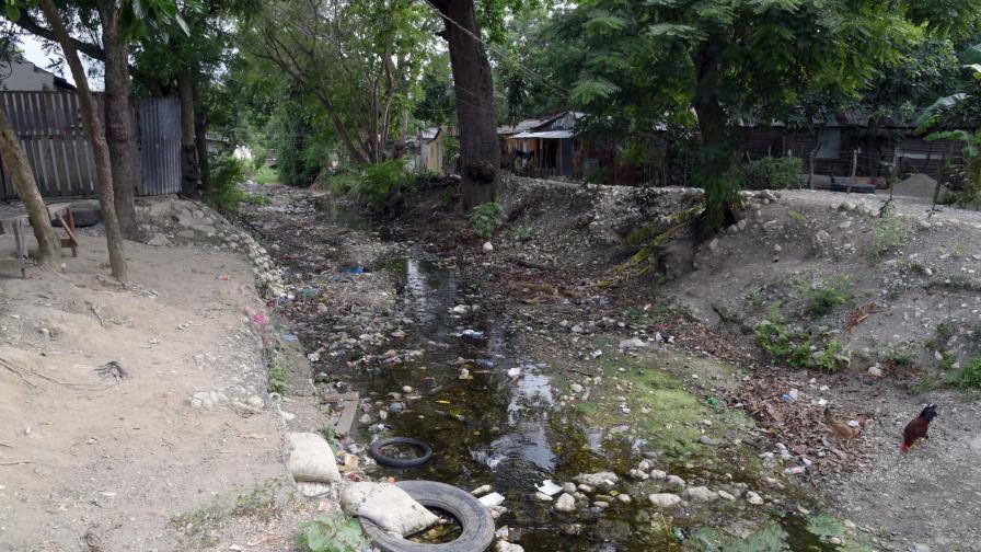 Senador Valentín solicita trasladar familias residen próximo a río en Villa González