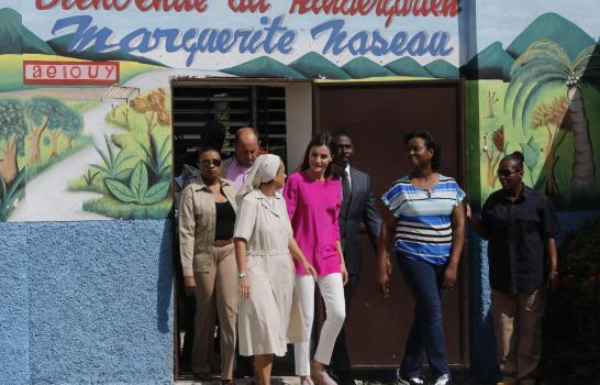 La reina Letizia cierra su visita a Haití y emprende viaje de vuelta a Madrid