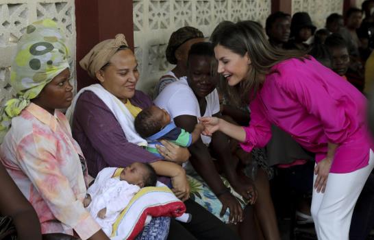 La reina Letizia cierra su visita a Haití y emprende viaje de vuelta a Madrid