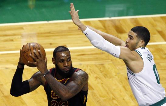 James rechaza estar fatigado; Celtics, con Tatum, a un triunfo de las Finales 