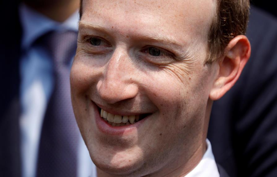 Acusan a Zuckerberg de crear un “sistema malicioso” para lucrarse con dato