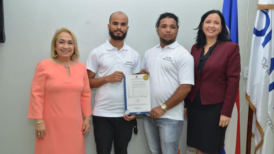 Dos jóvenes dominicanos reciben patente por dispositivo que evita robo de vehículos Dos jóvenes dominicanos reciben patente por dispositivo que evita robo de vehículos