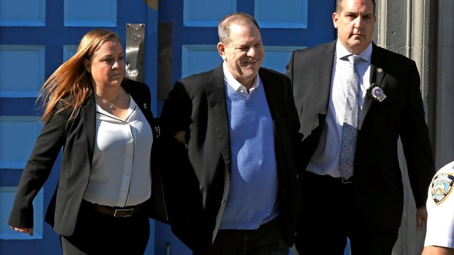 Harvey Weinstein se entrega en una comisaría de Nueva York