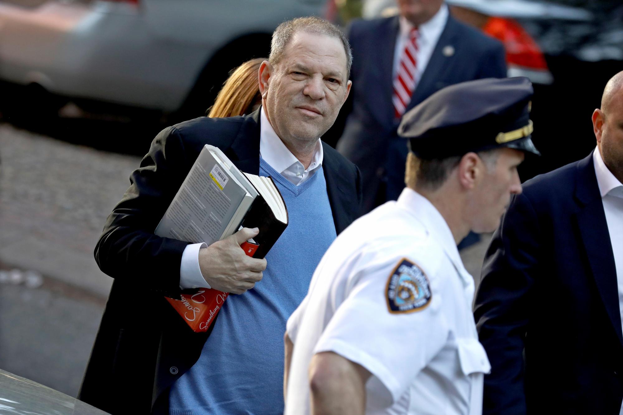 El productor de Hollywood Harvey Weinstein (vc)  se entregó hoy en una comisaría neoyorquina para quedar bajo arresto y ponerse a disposición de la Justicia por los cargos de abusos sexuales levantados contra él. EFE/PETER FOLEY