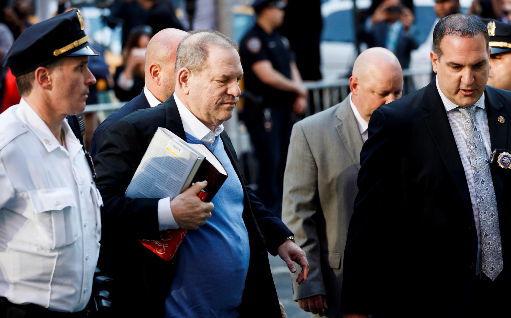 El productor de Hollywood Harvey Weinstein (2i) llega a una comisaría de Nueva York, en Estados Unidos, hoy, 25 de mayo de 2018.  EFE/Justin Lane