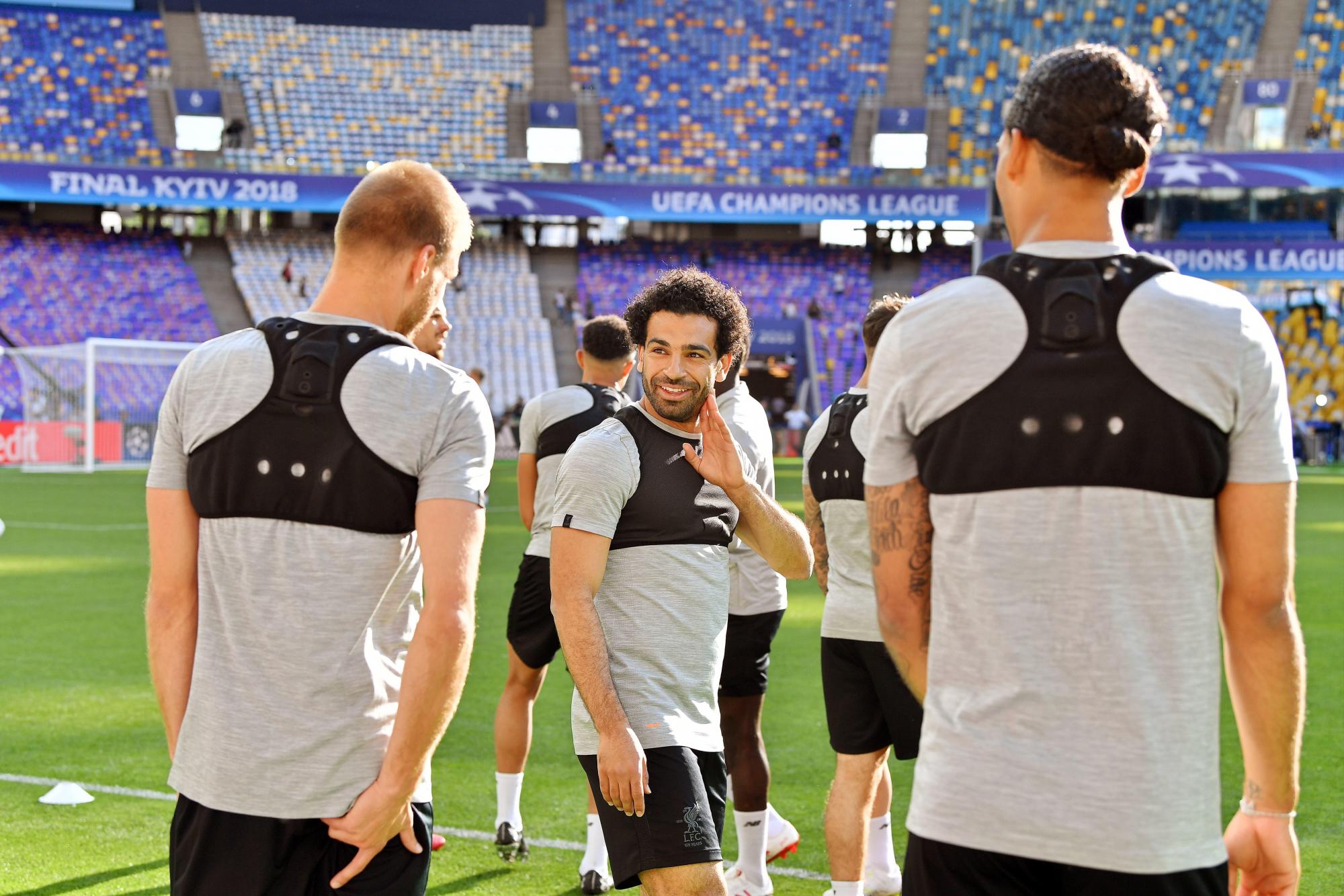 El extremo egipcio del Liverpool, Mohamed Salah, asiste a una sesión de entrenamientos en el estadio NSC Olimpiyskiy en Kiev, Ucrania, hoy, 25 mayo de 2018. El Real Madrid y el Liverpool se disputarán el título de la Liga de Campeones de la UEFA en la final que se celebrará mañana en el NSC Olimpiyskiy.