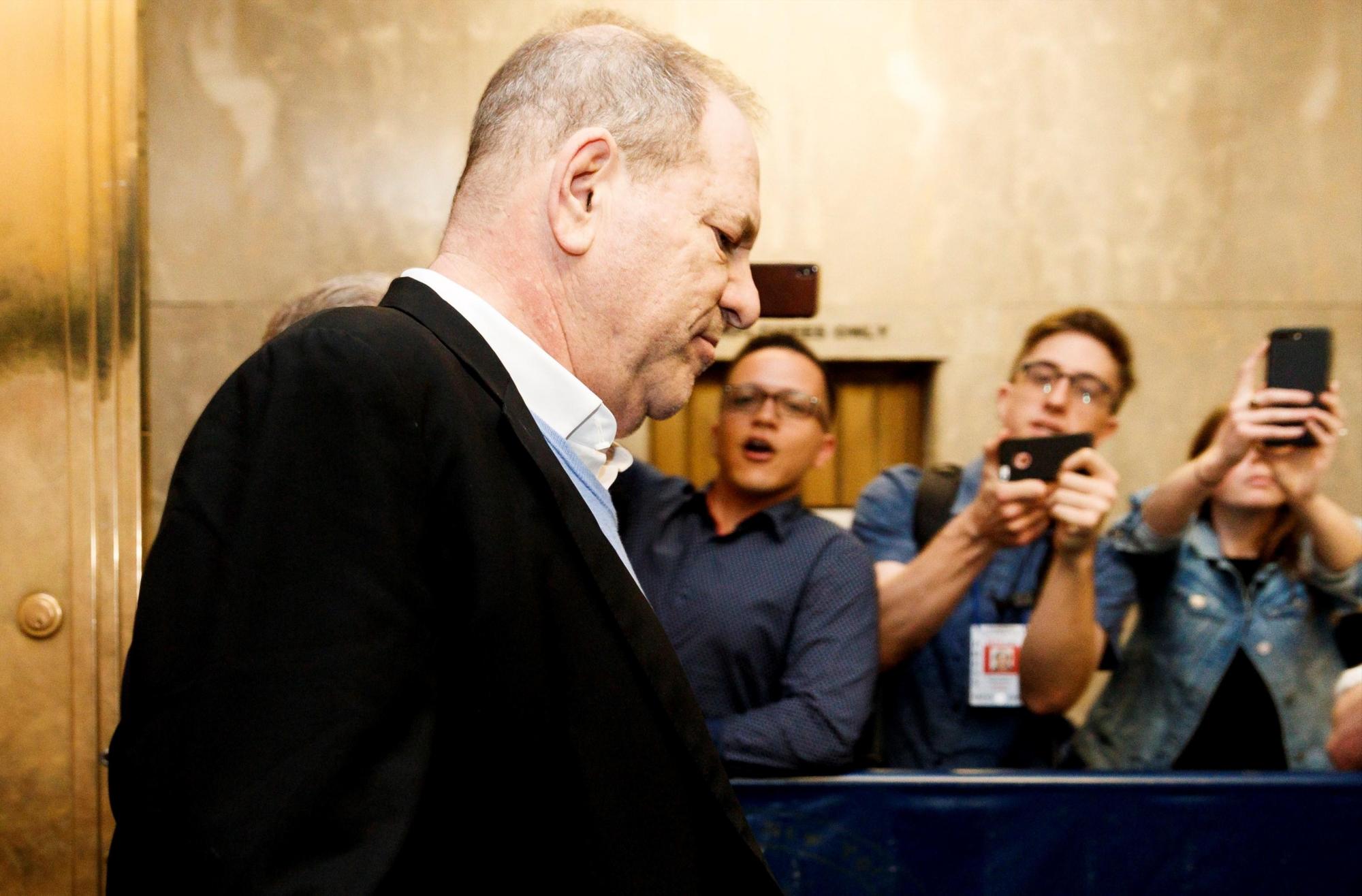 Harvey Weinstein abandona una comisaría de Nueva York, en Estados Unidos, hoy, 25 de mayo de 2018. Benjamin Brafman. EFE/JUSTIN LANE