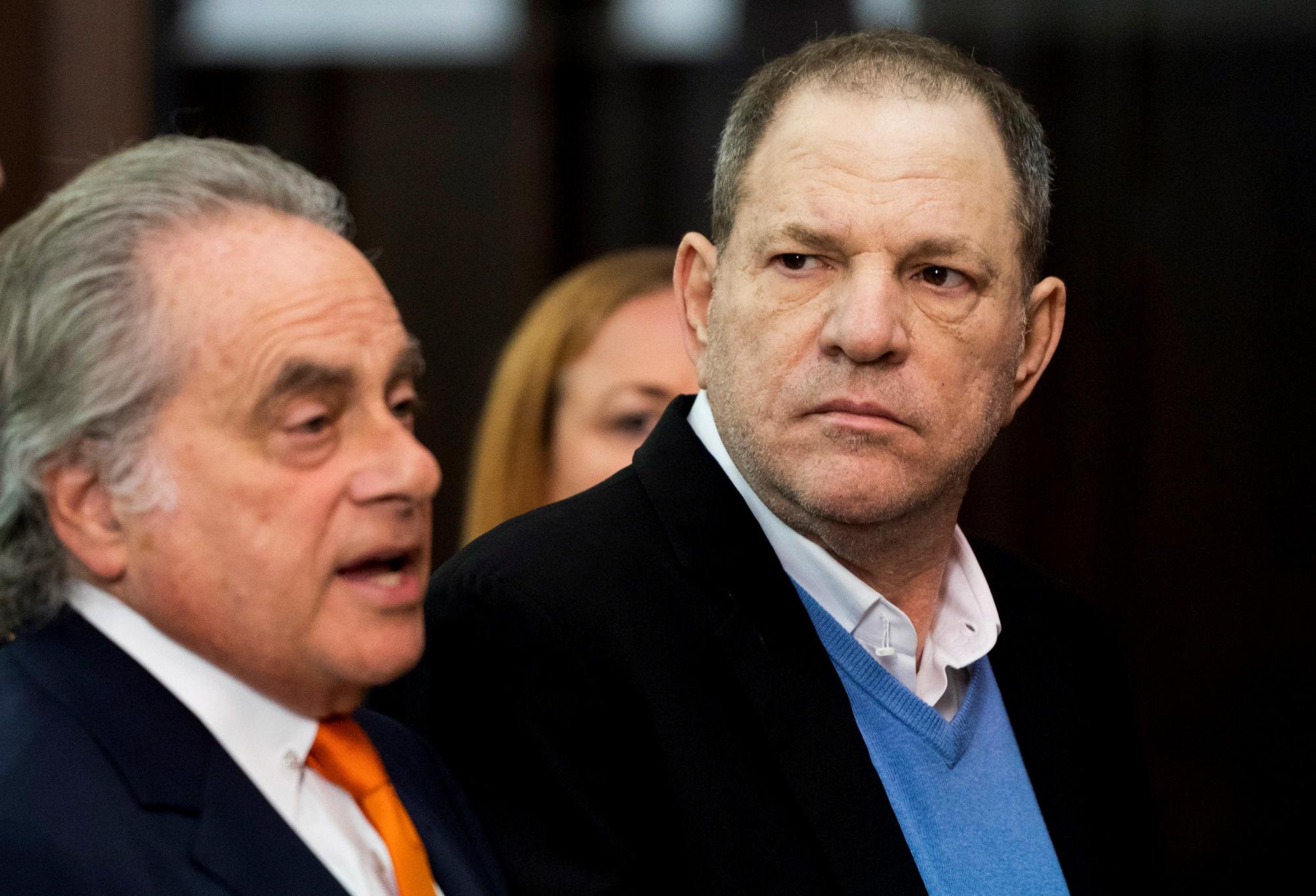 El productor de Hollywood Harvey Weinstein y su abogado, Benjamin Brafman (i), durante la lectura de su acta de acusación en una comisaría de Nueva York, en Estados Unidos, ( EFE/STEVEN HIRSCH/POOL)