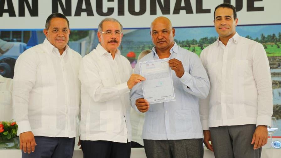 Gobierno entrega 507 títulos definitivos de parcelas y solares en Pedro Sánchez, El Seibo Gobierno entrega 507 títulos definitivos de parcelas y solares en Pedro Sánchez, El Seibo