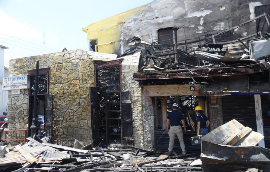 Fuego arrasó con librería en Santiago