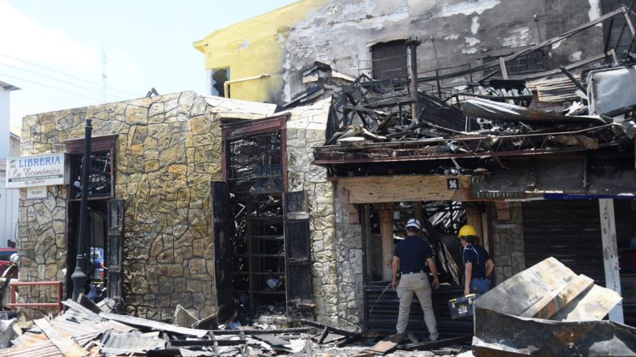Fuego arrasó con librería en Santiago Fuego arrasó con librería en Santiago