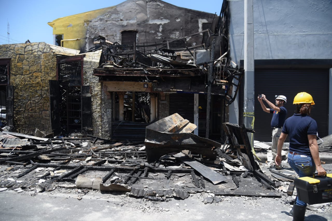 Los Bomberos investigan las causas del fuego en la librería.