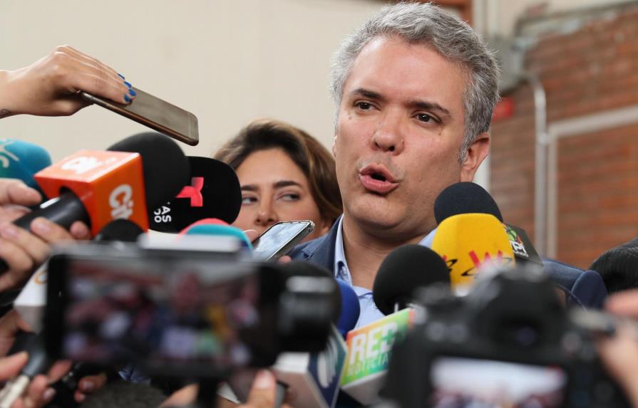 El uribista Iván Duque gana la primera vuelta presidencial de Colombia 