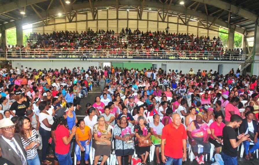 Ayuntamiento de Santo Domingo Este agasaja a cientos de madres en su día 