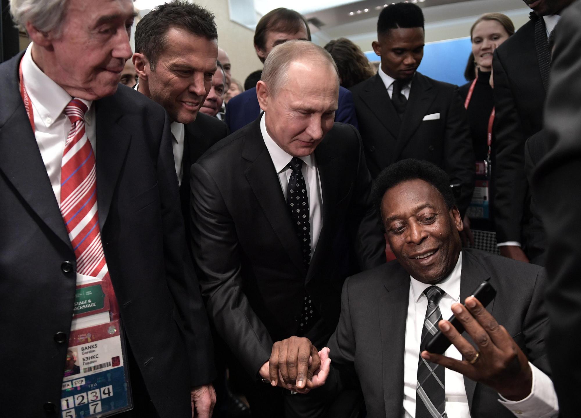 El presidente ruso Vladimir Putin (c) saluda al exfutbolista brasileño Pelé, antes del sorteo del Mundial de Rusia 2018 celebrado en el Palacio del Kremlin de Moscú, Rusia, el 1 de diciembre del 2017.