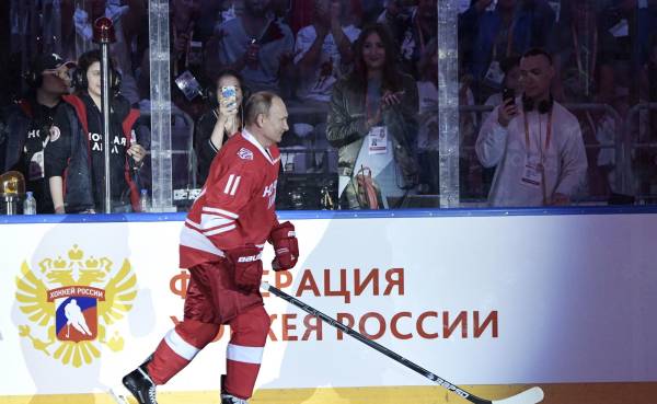 El presidente ruso, Vladimir Putin, participa en un partido de los equipos de la Liga de Hockey Nocturno en la Arena de hielo Bolshoy en el balneario de Sochi, Sochi, Rusia, el jueves 10 de mayo de 2018. 