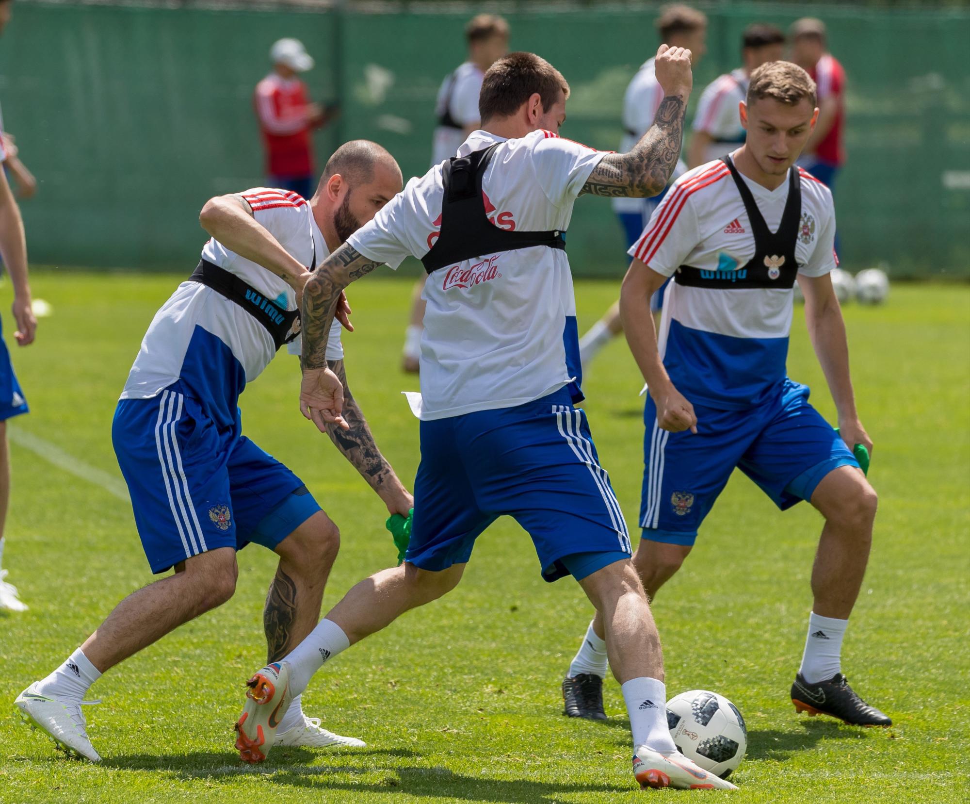 Los jugadores de la selección rusa de fútbol (de i a d) Konstantin Rausch, Fedor Smolov y Fedor Chalov asisten al entrenamiento del equipo en Neustift im Stubaital (Austria) el 21 de mayo de 2018. El equipo se prepara para el Mundial de Rusia 2018. EFE/ Jakob Gruber