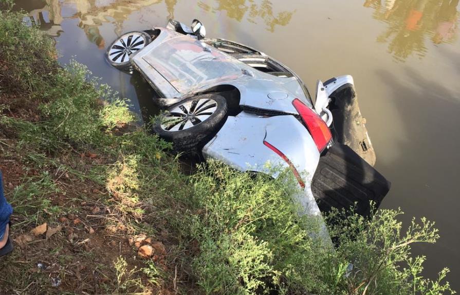 Seis personas muertas tras caer carro a canal de riego en Arenoso
