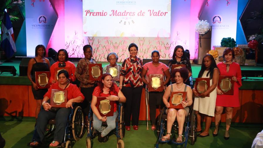 Vicepresidenta reconoce madres que son ejemplo para el país