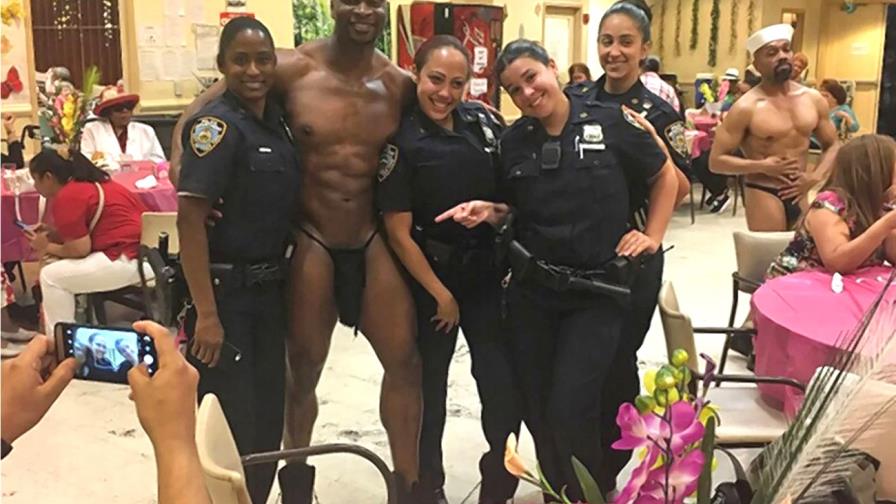 Sancionarán cuatro policías por posar con nudista en Nueva York Sancionarán cuatro policías por posar con nudista en Nueva York