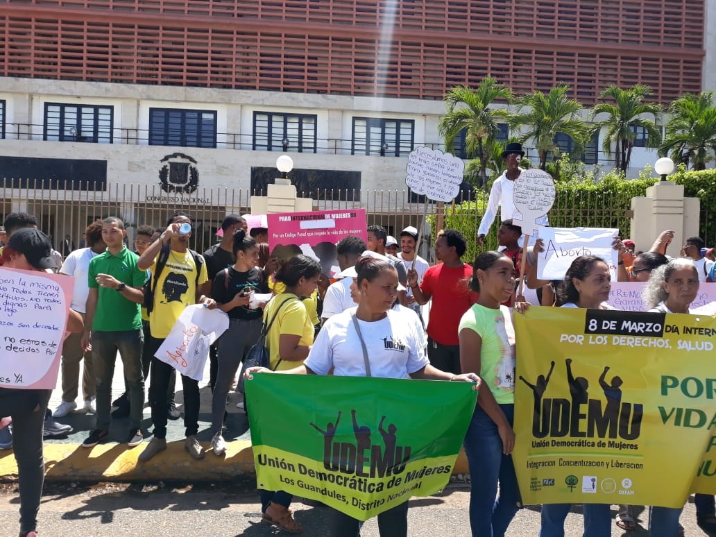 En este mes de mayo, las mujeres que exigen a los congresistas la despenalización del aborto se han apostado semanalmente frente al Congreso.