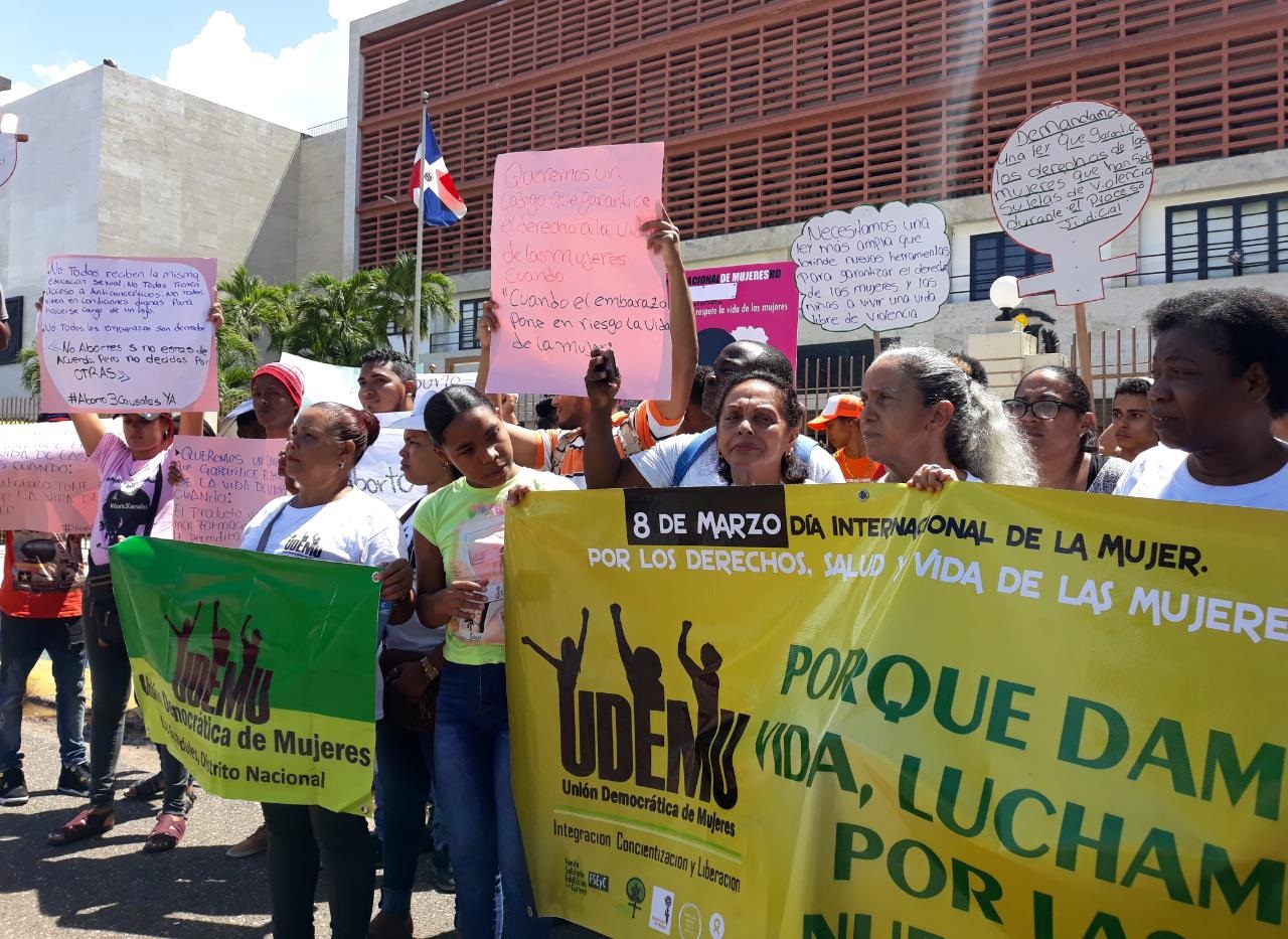 Mujeres piden frente al Congreso la  despenalización del aborto.