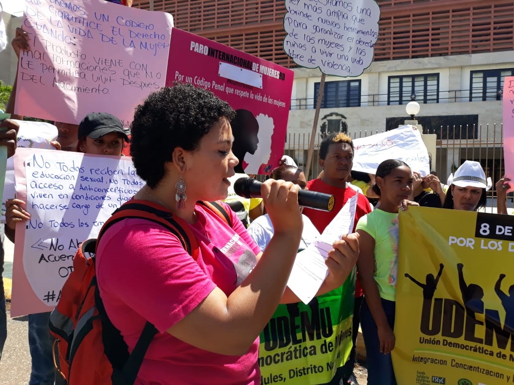 Durante la manifestación, Katherine Tolentino habló en nombre de la “coalición por la vida de los derechos de las mujeres conformada por más de 80 organizaciones”.