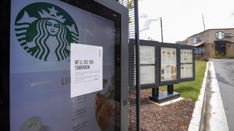Strabucks cierran en EE.UU. para que empleados tomen curso contra el racismo Strabucks cierran en EE.UU. para que empleados tomen curso contra el racismo